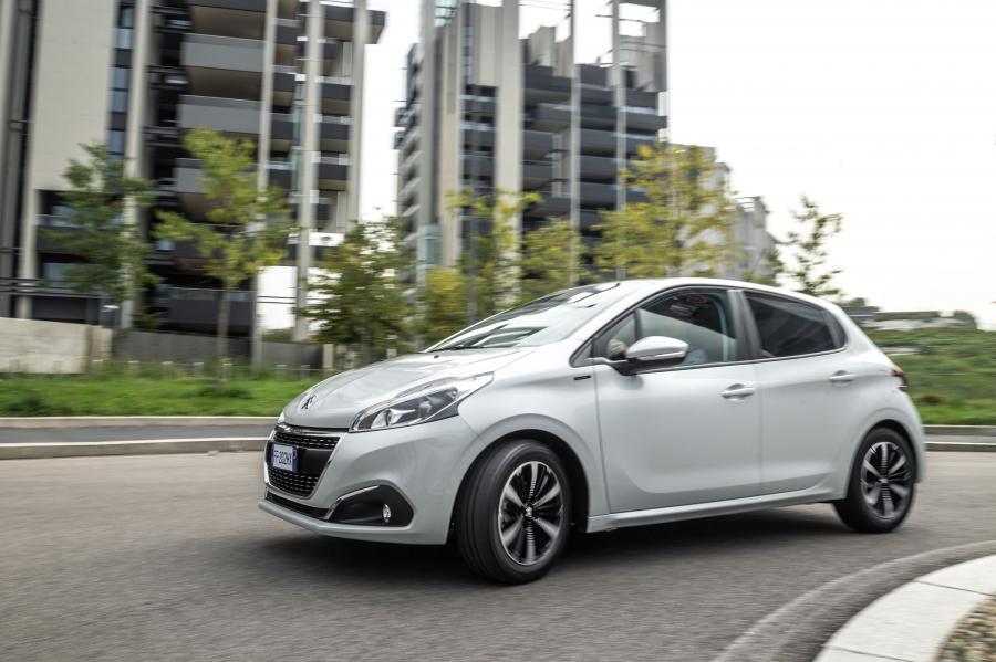  Peugeot 208 Signature 2018 года  (фото 16 из 17)